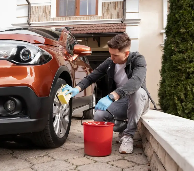 Lavage auto à domicile Saint-André-les-Alpes : professionnel intervenant sur un véhicule